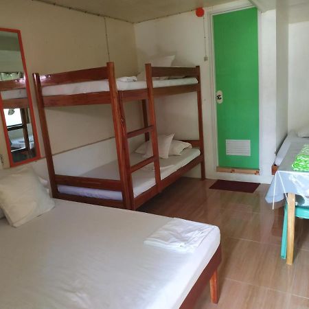 Emoks Guest House Moalboal Buitenkant foto