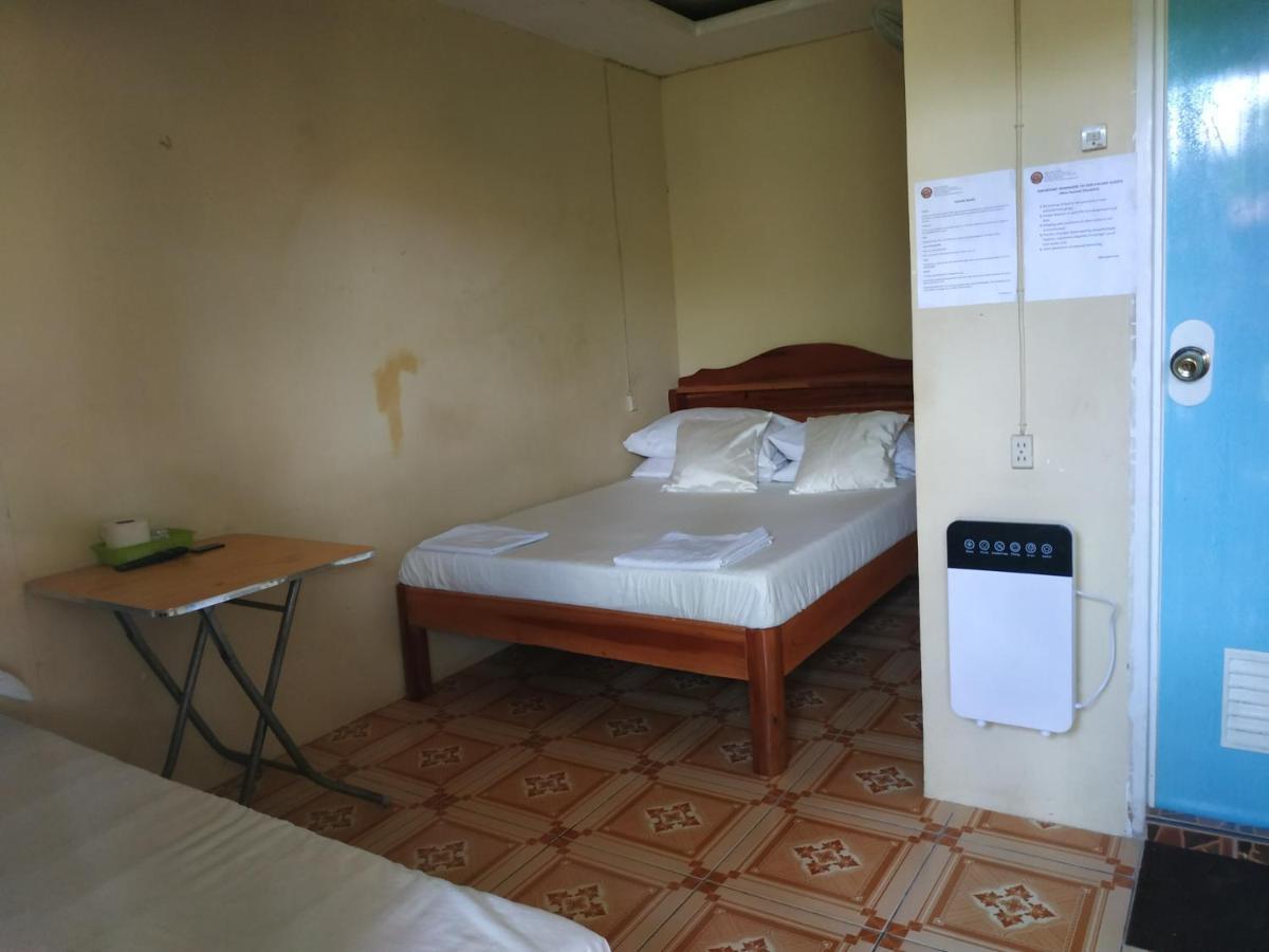 Emoks Guest House Moalboal Buitenkant foto