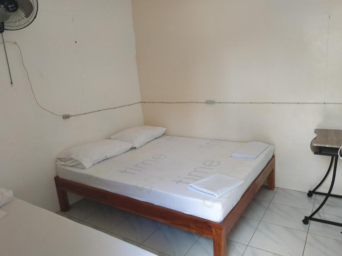 Emoks Guest House Moalboal Buitenkant foto
