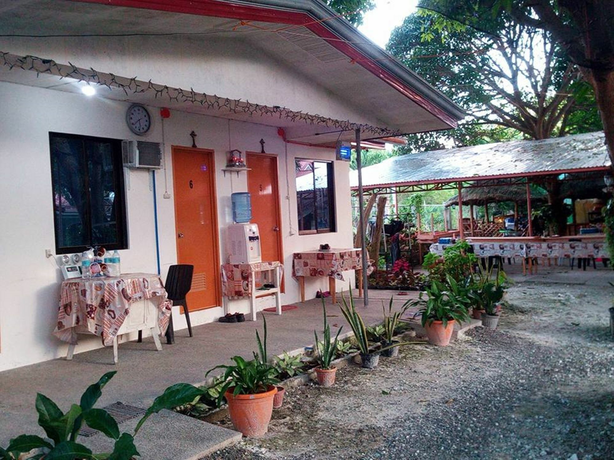 Emoks Guest House Moalboal Buitenkant foto