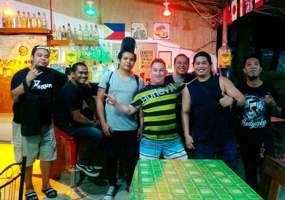 Emoks Guest House Moalboal Buitenkant foto