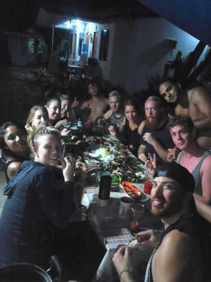 Emoks Guest House Moalboal Buitenkant foto