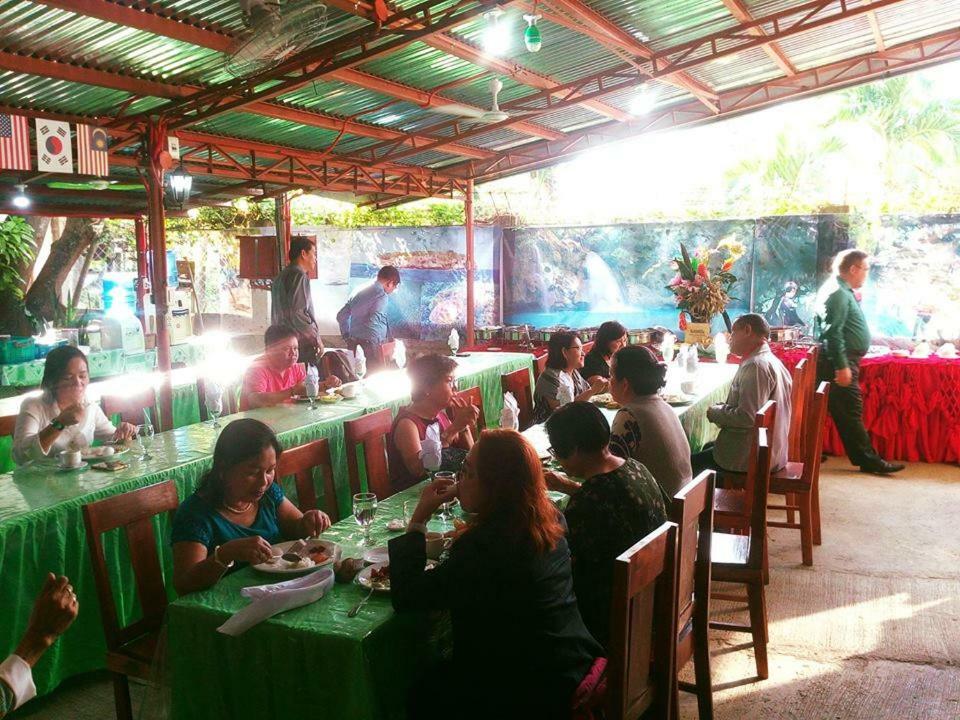 Emoks Guest House Moalboal Buitenkant foto